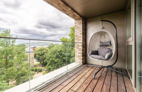 Tranquil 2-Bed Apartment, Balcony, Sleeps 6, 7 Minute Drive to King's Cross St Pancras - By City Peace - Foto 2
