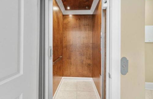 Summer Special, Lux 4BR House Sleeps 12, Pool, Elevator, King bed - Foto 33