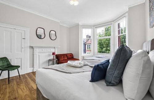 Spacious 4BR Home with Garden Close to Transport - Foto 6