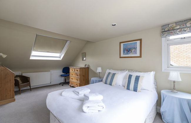 JOIVY Charming 3 bed house with a rooftop terrace - Photo 8