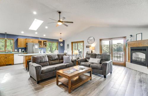 Private Lakefront Cabin with Hot Tub, Deck and Views - Foto 1