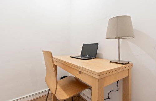 Luxury 2 Bedroom Apartment with Free Parking Opposite Queen Elizabeth Hospital - Photo 25