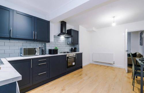 Comfy 3-BR Wirral Home | Free Parking & Wi-Fi - Foto 80