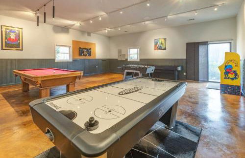 Majestic - Modern Cabin, Hot Tub, & Game Room! - Foto 22