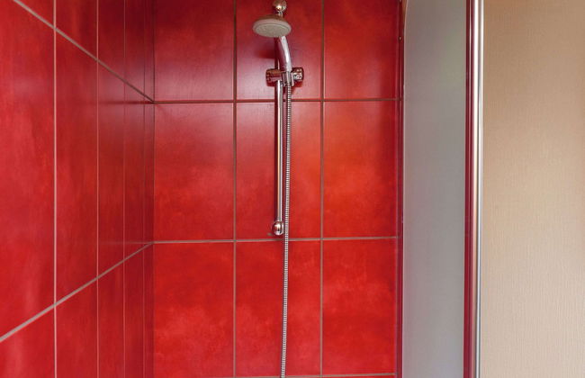 La Roche Cozy Forest Escape - Photo 9