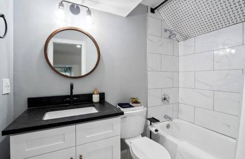 Luxury Living: Grand 7BR/5BA near Everything - Photo 43