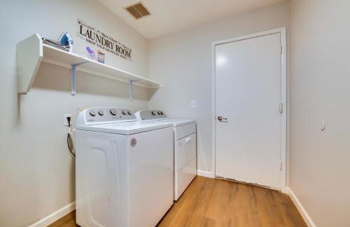 Centrally Located Reno Retreat with Patio and Yard - Foto 23