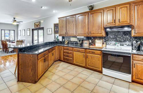 4 Mi to Camelback! Group-Friendly Poconos Cabin - Foto 11