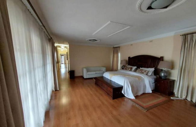 Modern House With Pool in Mount Pleasant - 2063 - Photo 2