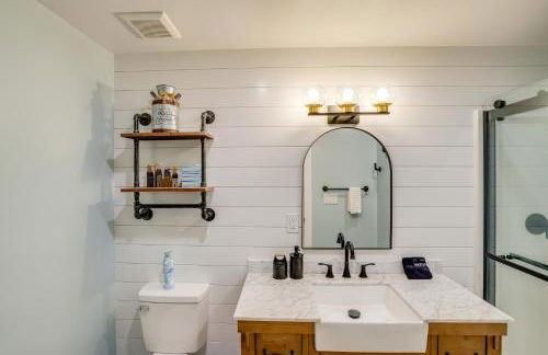 Elegant Hudson Valley Retreat with Hot Tub and Pond - Foto 29