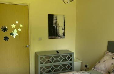 Modern Beautiful Gated Two Bed Apartment - Foto 14