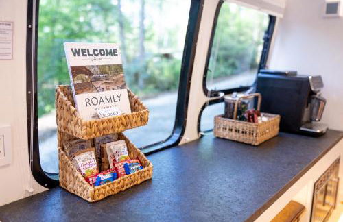 Airstream w Bathtub, River, & Hot Tub - Foto 18