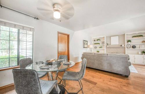 Stylish 3BR/2BA Retreat w/ Pool! Dream Getaway - Foto 14