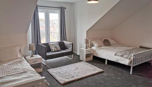 Spacious & modern 3 Bed Apartment + parking & central location - Foto 4