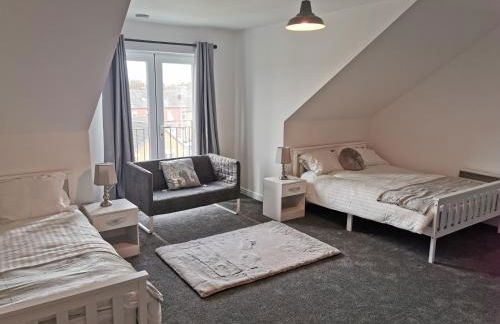 Spacious & modern 3 Bed Apartment + parking & central location - Foto 4