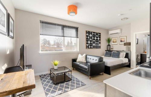 Stay Portland - Modern Portland Studio - Food Carts & Local Shops - Photo 3