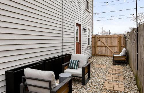 Capitol House - 3 Bed 1 Full and 1 Half Bath, Pet Friendly with Hot Tub walk to Lucas Oil Stadium - Foto 75