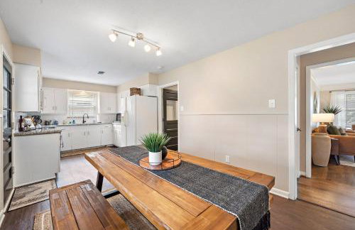 with Arcade and Covered Patio Sleep 9 in this 4 Bedroom 2 Bath Home 5 star host Deer Park TX - Foto 4