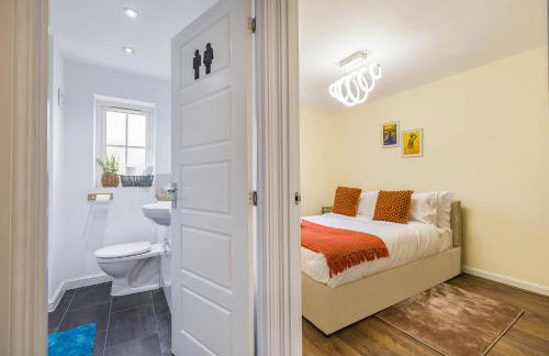 Casa Lana - Spacious and Stylish 4-Bed Home Near Gatwick with Free Parking - Foto 21