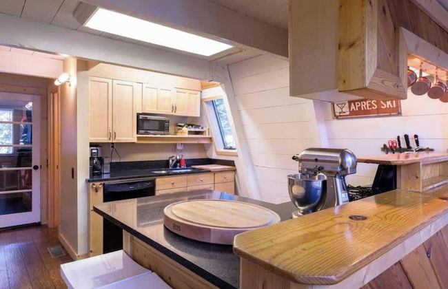 Zephyr by Avantstay Stylish Modified A Frame w/ Access To Tahoe Donner - Foto 7