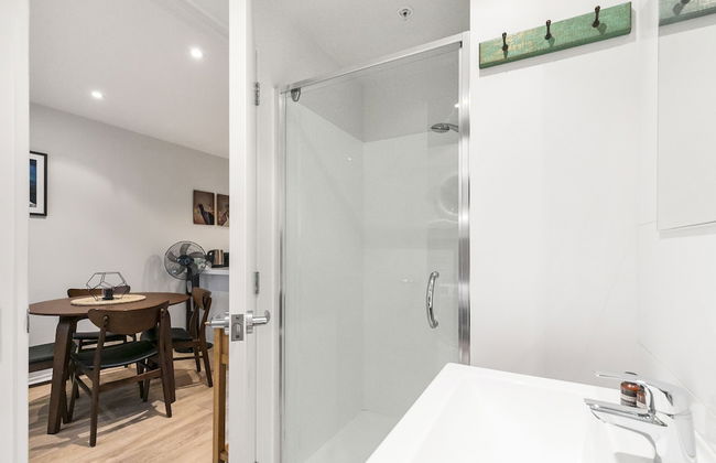 Chic 2BR Pool & Gym - Steps to Ponsonby - Foto 17