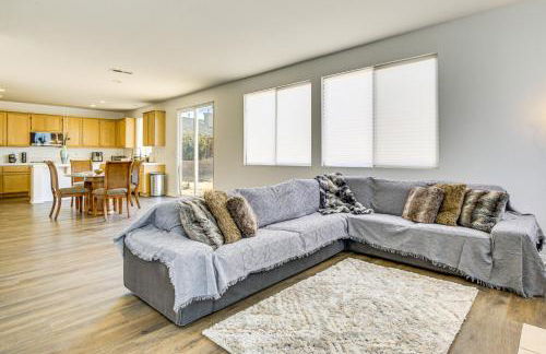 Pool Table and Charcoal Grill Home in Victorville! - Foto 5