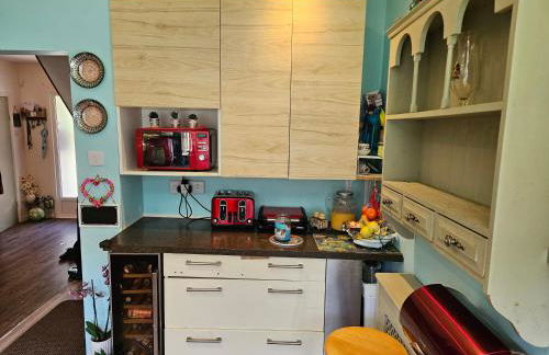 Stunning 4 bed house with huge garden and parking - Foto 23