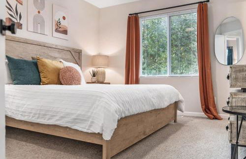 Elegant Escape-Fenced Yard BBQ & Cozy Fire Pit - Foto 16