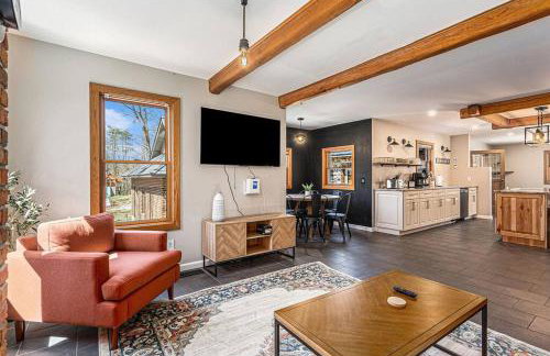 The Hopkins Hideaway - 40 Acres with trails, Arcades, Hot Tub, Fire Pit - Foto 1