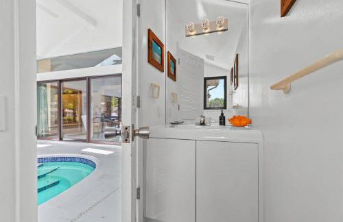 NEW! 4BR I Indoor Pool on the Bay in Boat Town USA - Foto 52