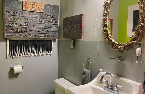 SPACE CASTLE: a 1950s Gas Station transformed into an Art Themed Wonderland - Foto 26