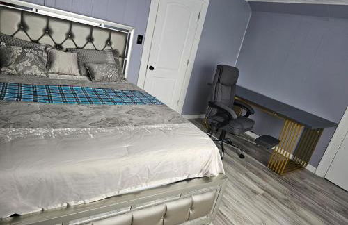 Cozy Roomy family sized apartment on major bus route close to all - Foto 55