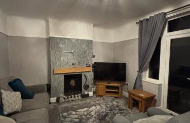 Entire House, Parking, Facilities, sleeps up to 6, suitable for contractors, families or NHS - Foto 1