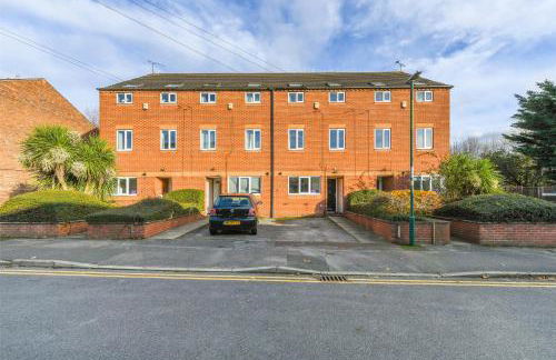 Spacious 6-Bed Home Sleeps 12, Near Highfields Park - Photo 27