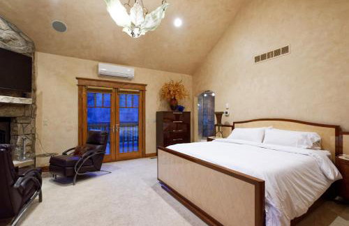 Luxe Artful Mountain Retreat with 4 King Suites, 8 Person Hot Tub and 3 Decks - Foto 31