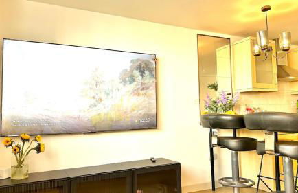 Central Apartment with 75inch TV Netflix - Photo 17