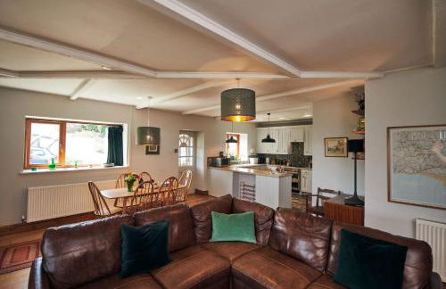 Brofallen - spacious holiday cottage with sea views and enclosed garden - Photo 4