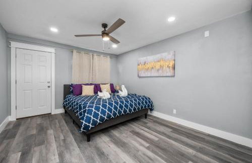 Modern 2BR City Center Getaway with Free Park - Foto 8