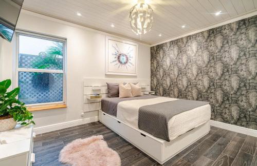 Artistic Retreat, King Suite with Private Balcony! - Foto 17