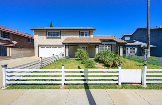 Spacious Family Retreat w Garden Modern Comfort - Photo 7