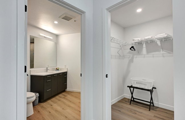 Global Luxury Suites at Town Center - Photo 73