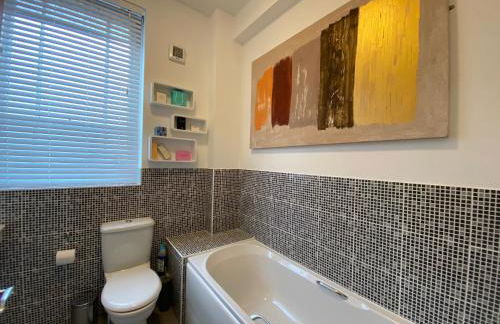 Fabulous 2 bed Historic Ground floor apartment Belper with free car parking next to property - Foto 16