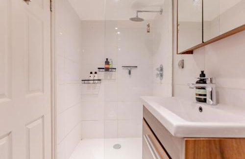 Snug 2BD Flat with Patio Heart of North London - Foto 11