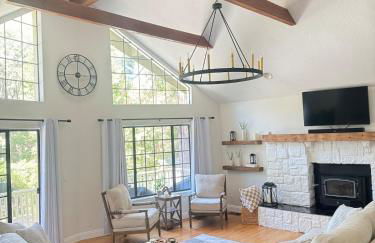 Woodsy Chic Family-Friendly Spacious Getaway - Foto 1