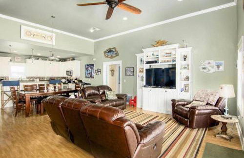 JUST LISTED Beach House Steps Away from the Beach - Foto 16