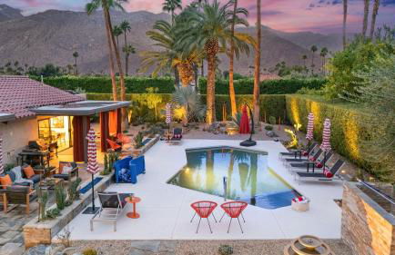 Design-forward Palm Springs home w saltwater pool lush yard multiple outdoor dining areas Casa Papagayo by AvantStay - Foto 1