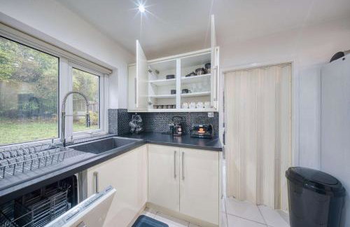 Modern 3BR Manchester Home Sleeps 7 Parking - Foto 41