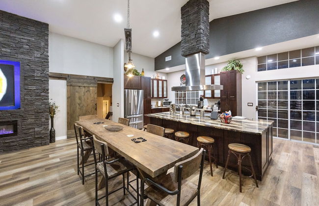 New Luxury Prescott Lynx B B 4k ft2 Sleeps 22 - Photo 35