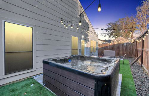 AccessibleGem 3BR Jacuzzi & Air Hockey Sleeps 13 Chinatown - Foto 12