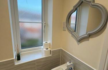 Spacious 3-Bed House - Sleeps 8 Garden & Parking - Foto 13